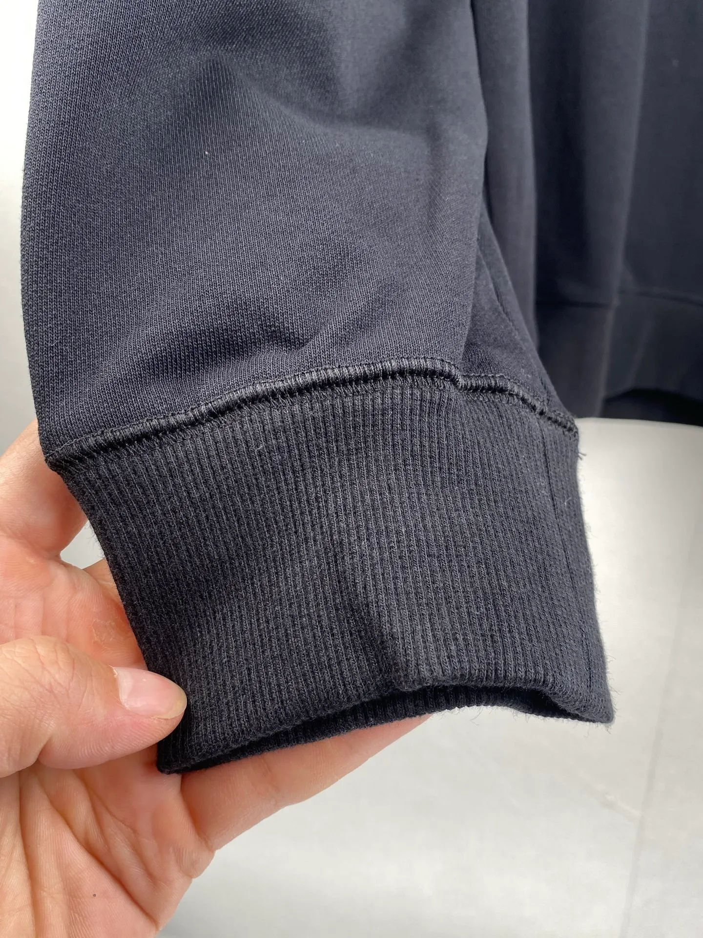 P440 Chrome Hearts cross embroidery sweatshirt ●Authentic 12200 purchase and development ●380g Korean cotton and linen sweatshirt 100% cotton ●380g 2*2 matching high-end brand rib ●Fabrics fermentation wash. ●Imported embroidery ●Customized 1:1 hardware ●Customized 1:1 leather label ●Customized 1:1 trademark ●Loose version ●Size: S M L XL